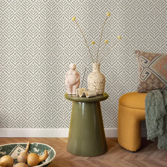 Geometric Wallpaper With A Stylized Leaf Pattern In Beige And White – C711